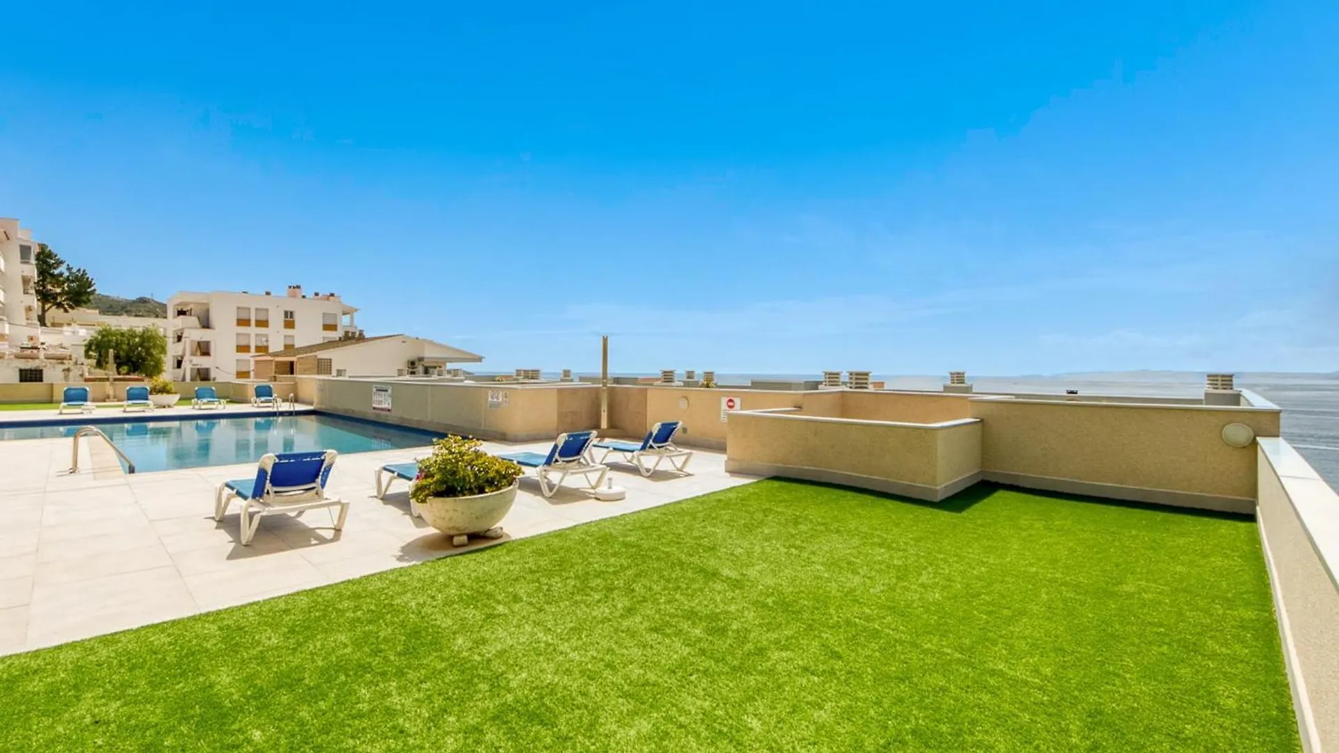 Great Apartment With View Roses